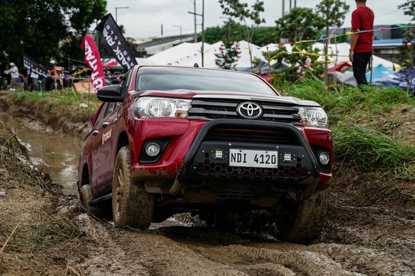 What are the critical steps for maintaining the integrity of a vehicle's roof-mounted antenna during off-road excursions?